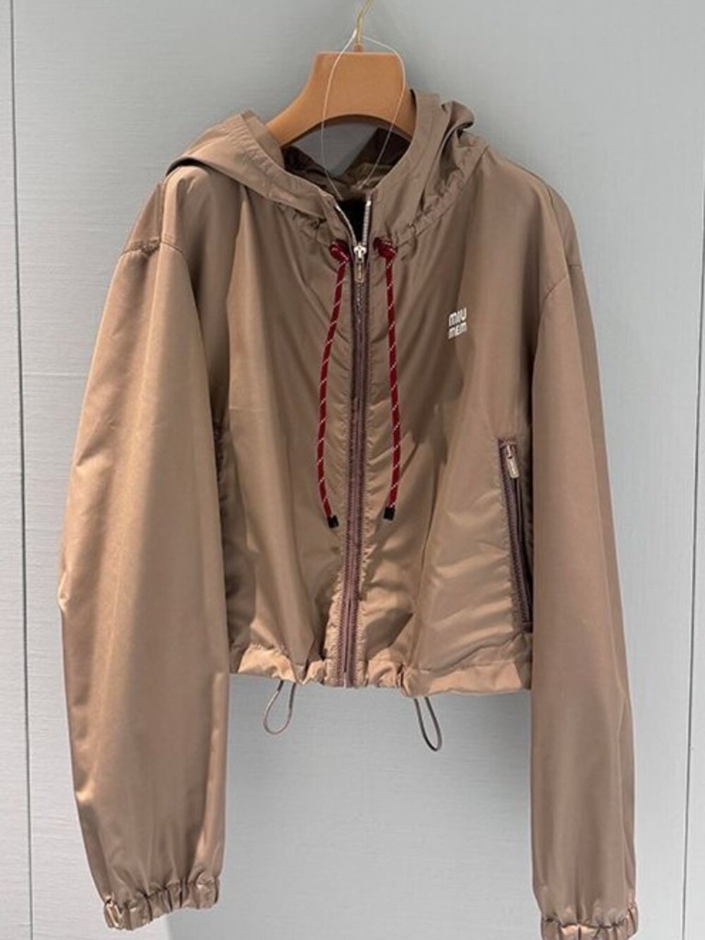 This MIUMIU trench coat paired with a long skirt features excellent tailoring